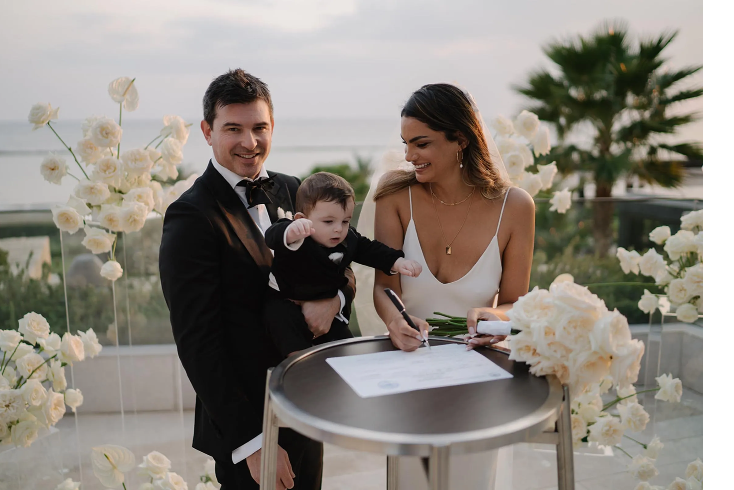 Los novios con su hijo