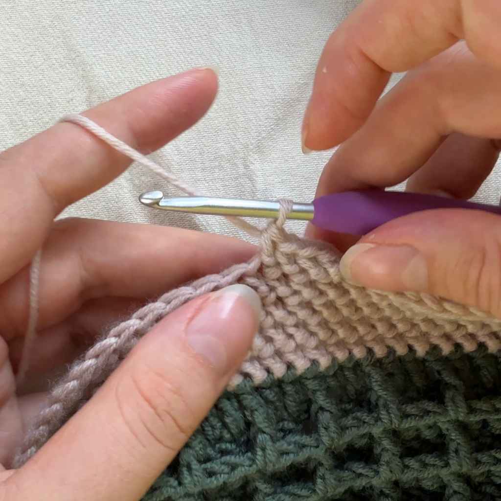 Halbes Fischgrät-Stäbchen. Schritt 8: Eine Masche liegt noch auf der Nadel.
