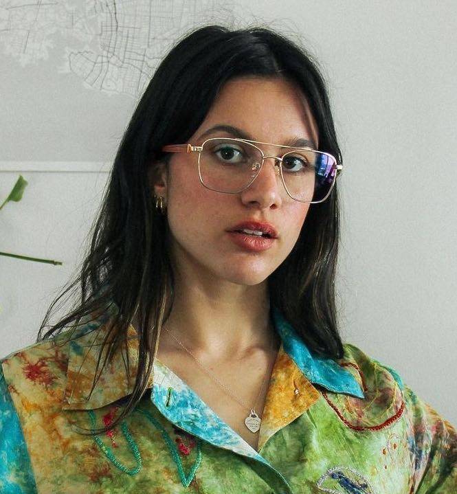 Femme portant des montures de lunettes durables et écologiques