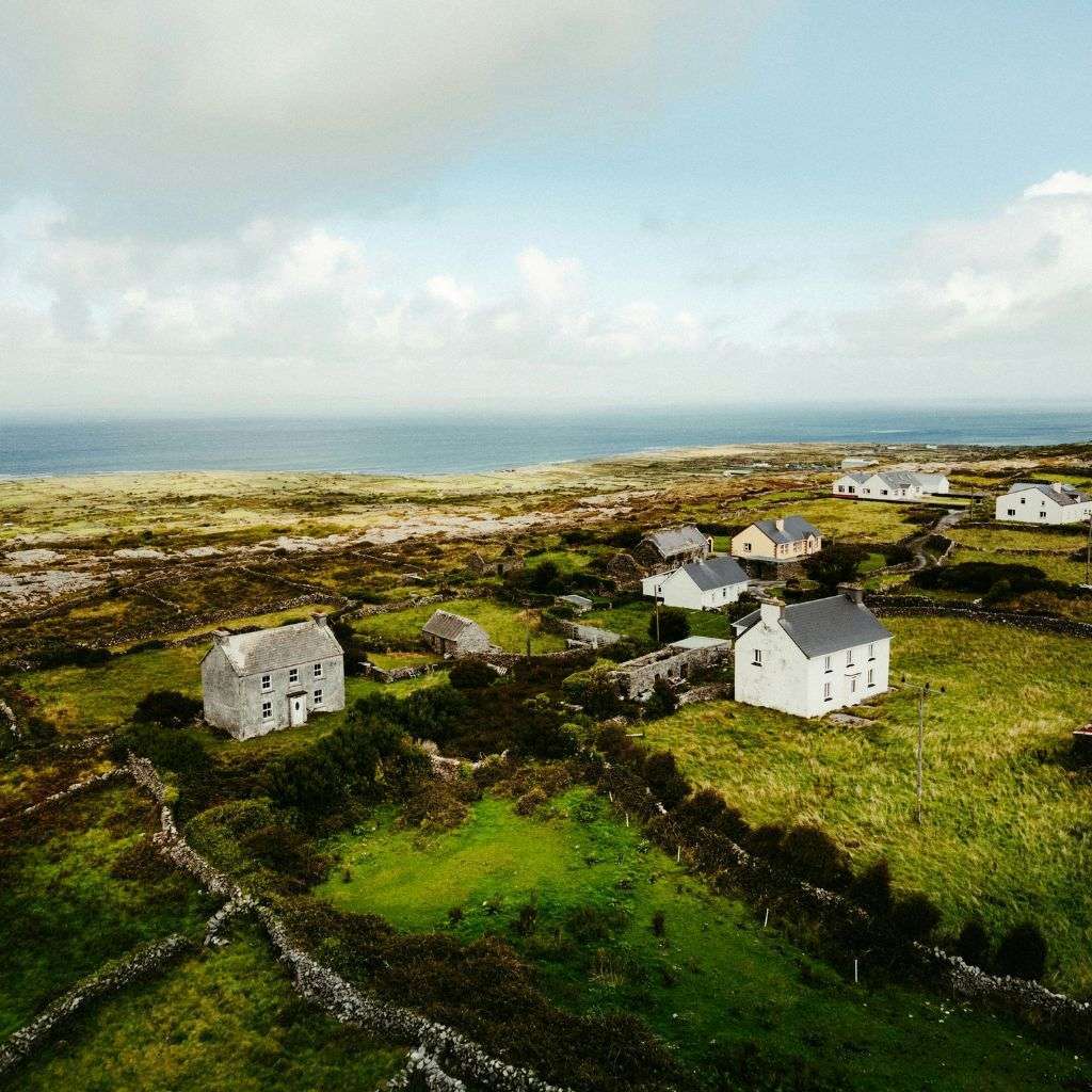 Luftbild mit Blick auf die Landschaft der Aran-Inseln.