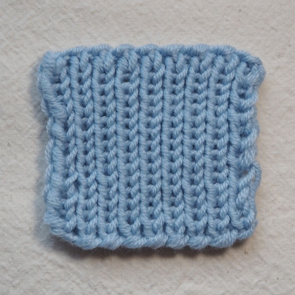 Maschenprobe einer 1x1-Rippe aus einem hellblauem Garn.