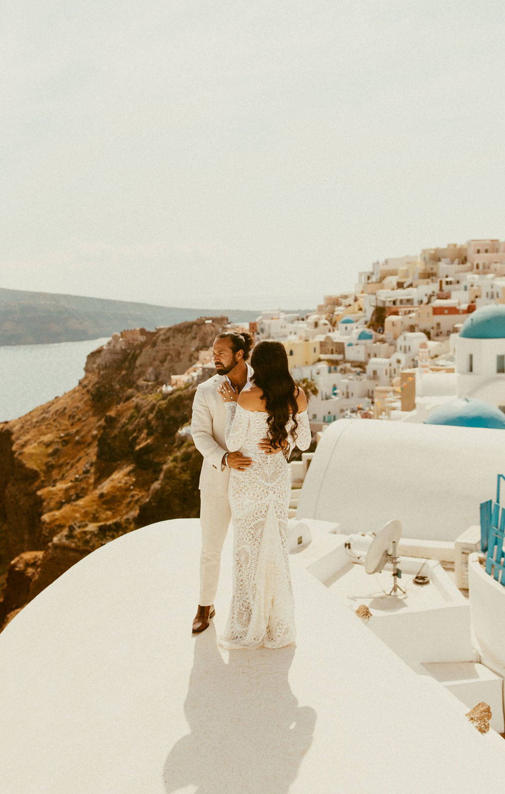 Novia en Grace Loves Lace Nathalia en Santorini