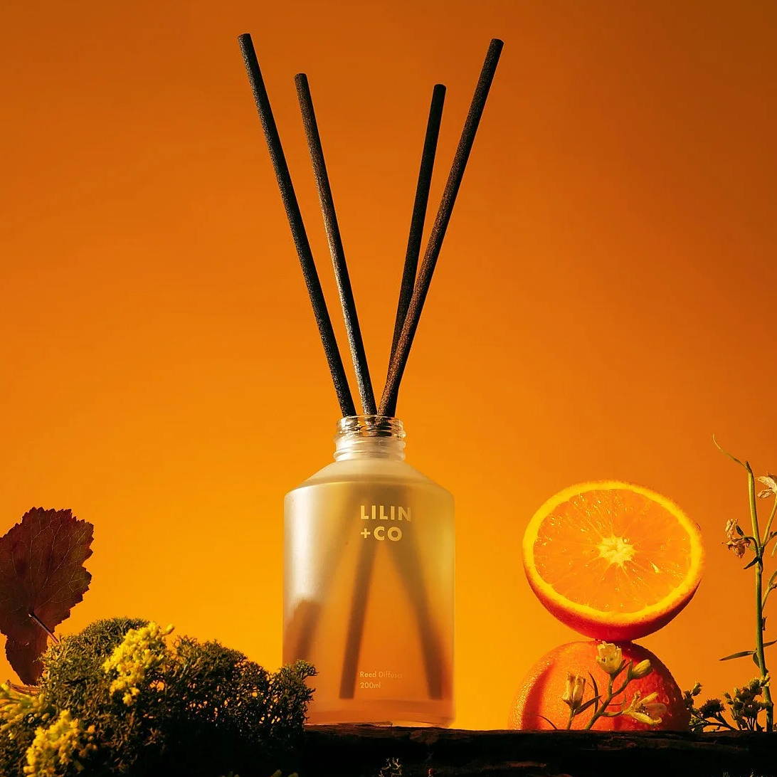 glass diffuser with 4 reed sticks 