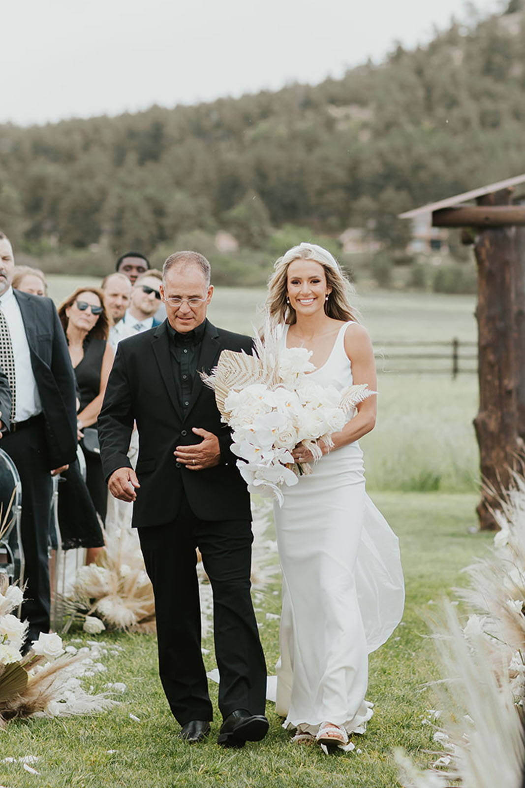 Die Braut schreitet mit ihrem Vater zum Altar