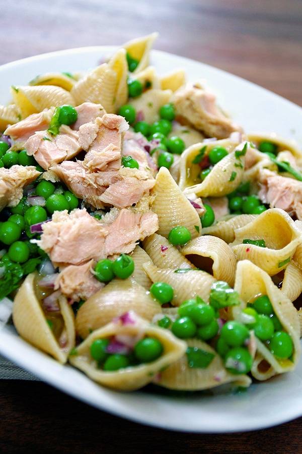 Pasta shells with tuna and peas in a tangy vinaigrette.
