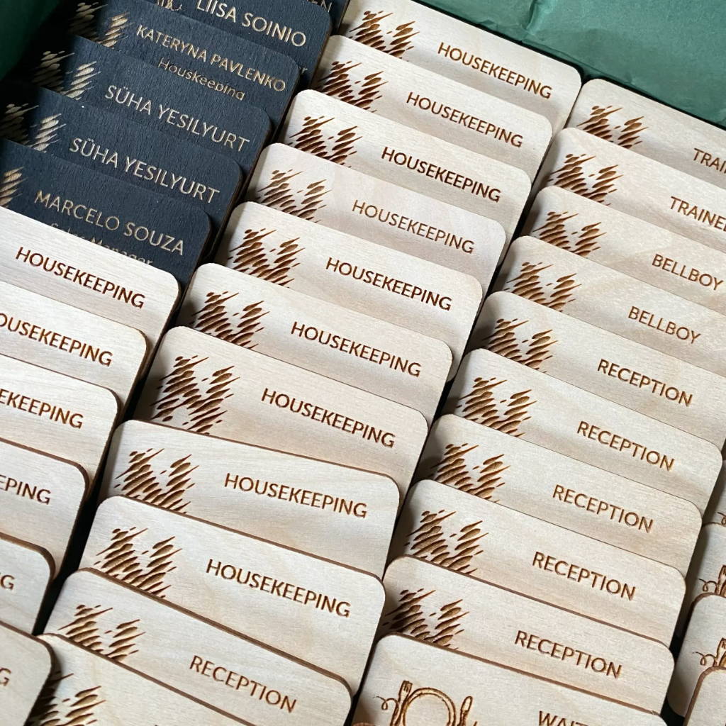 Puisia nimipinssejä hotellille