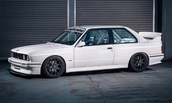 bmw e30 with fifteen52 wheels