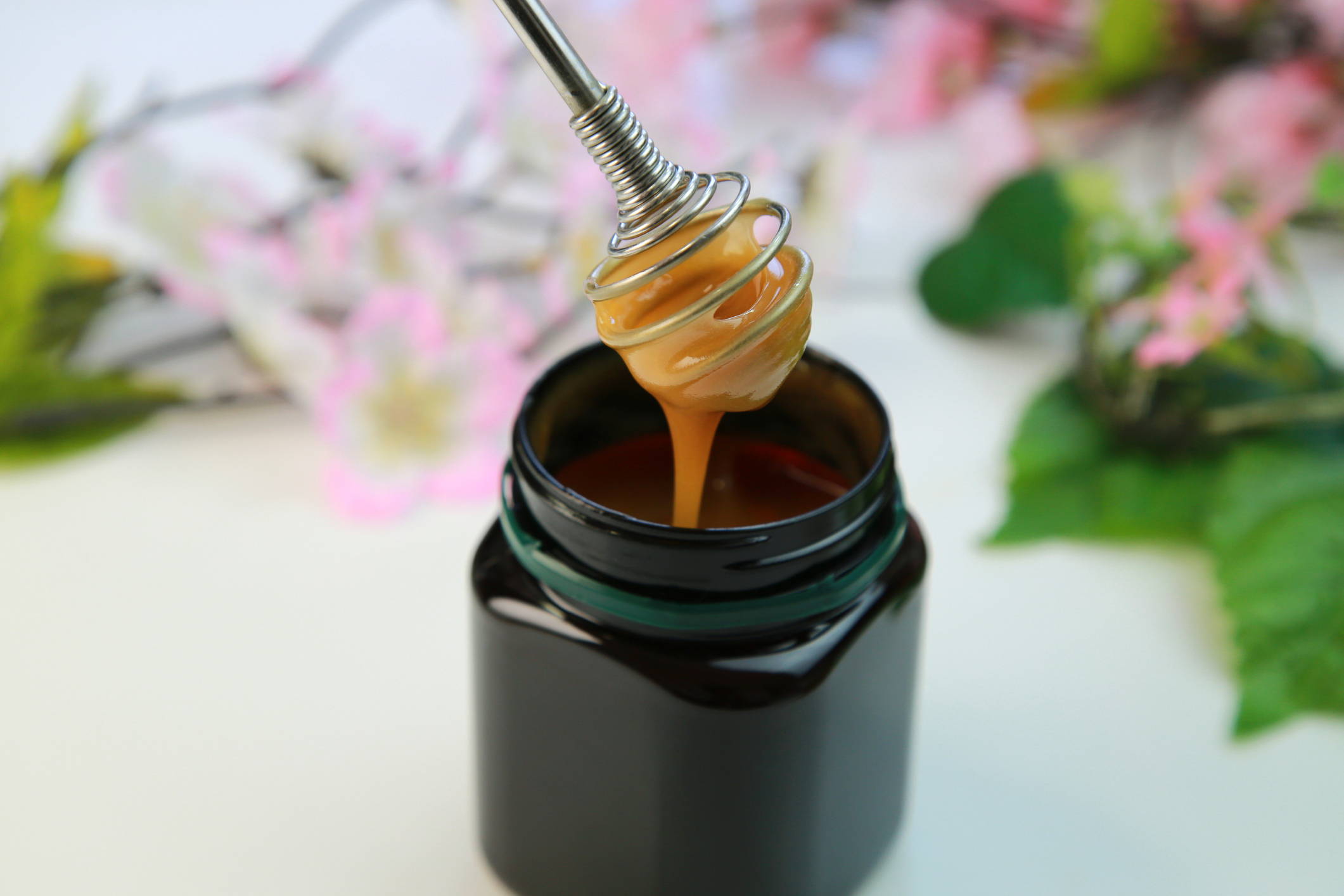 Manuka Honey ingredients in a Jar