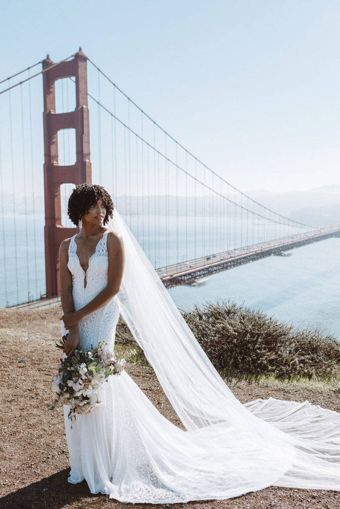 Novia con el vestido de novia Grace Loves Lace Chelo con el puente Golden Gate
