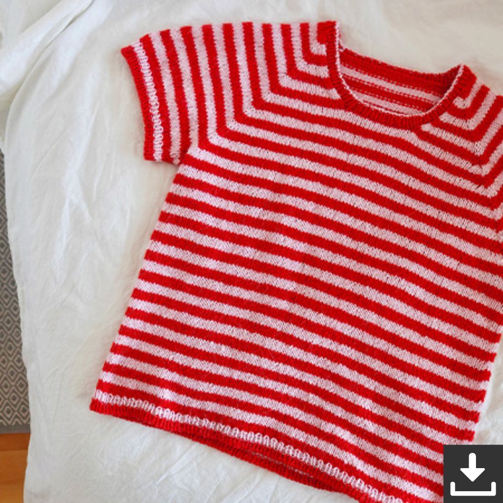 Weiß-rot geringeltes Raglanshirt vor weißem Hintergrund.