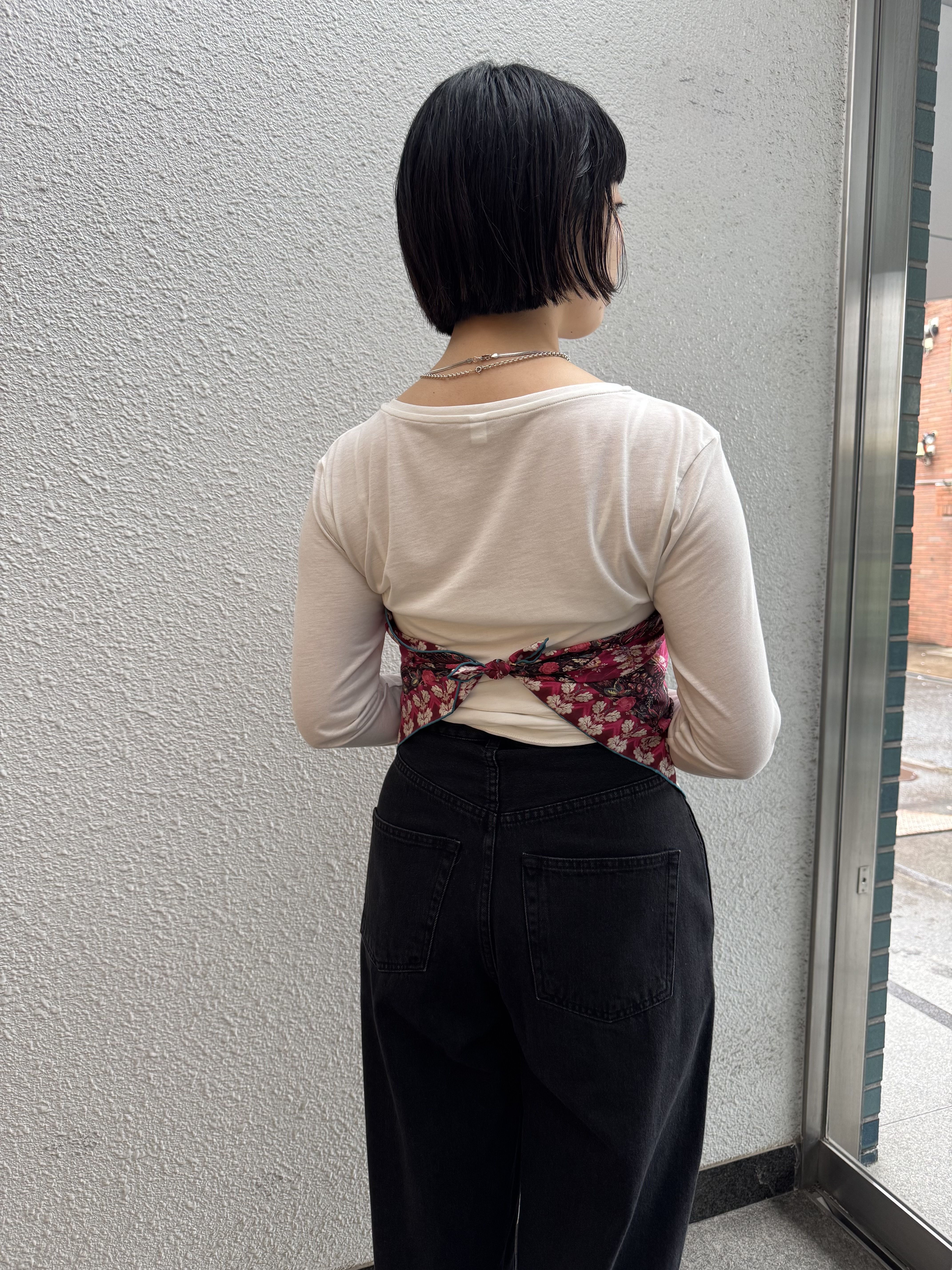 スカーフ 巻き方 首元 スタイリング スカーフ バッグ アレンジ