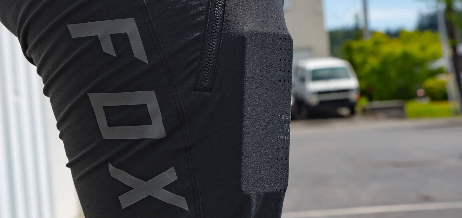 detail of ventilation and zipper pocket on the fox flexair mountain bike pants in black 