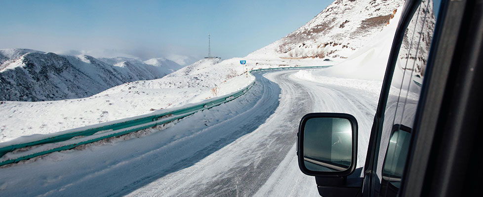 WHAT JACKET SHOULD YOU PACK FOR SNOWY DESTINATIONS?