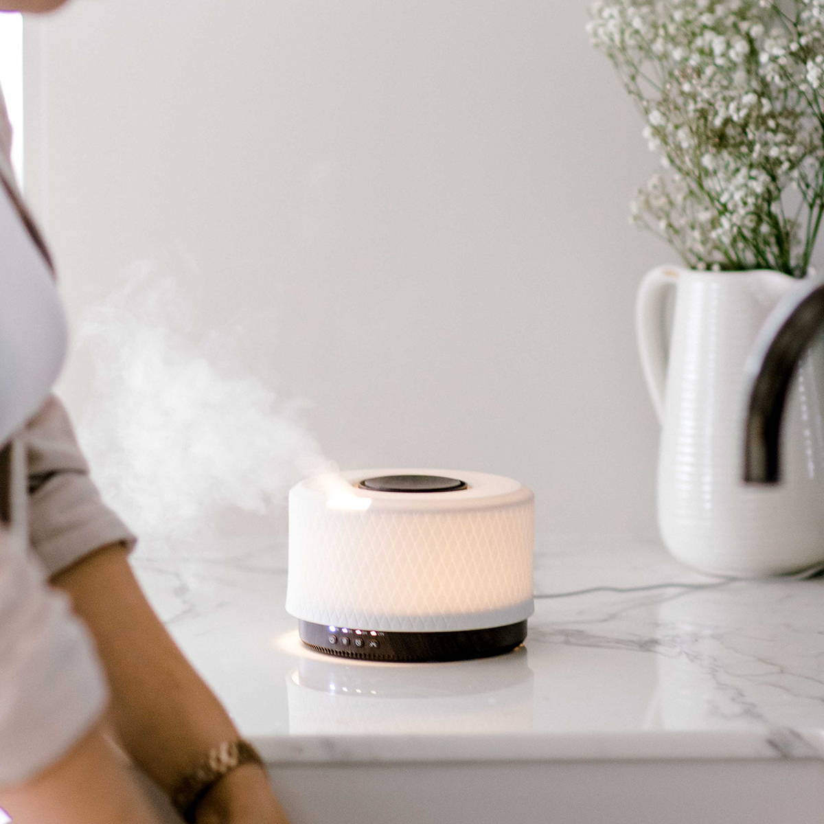 Diffuser mist on and diffusing essential oils