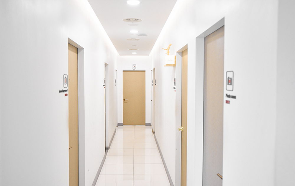Treatment room hallway at Fresh Dr. Hong Plastic Surgery in Korea for private patient care