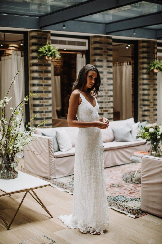 Una novia con un vestido de encaje blanco en la sala de exposiciones de Grace Loves Lace en Londres