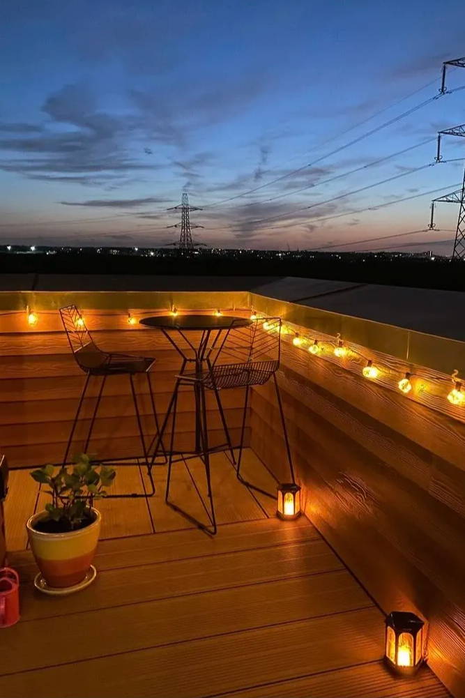 Customers balcony photo displaying festoons and candles