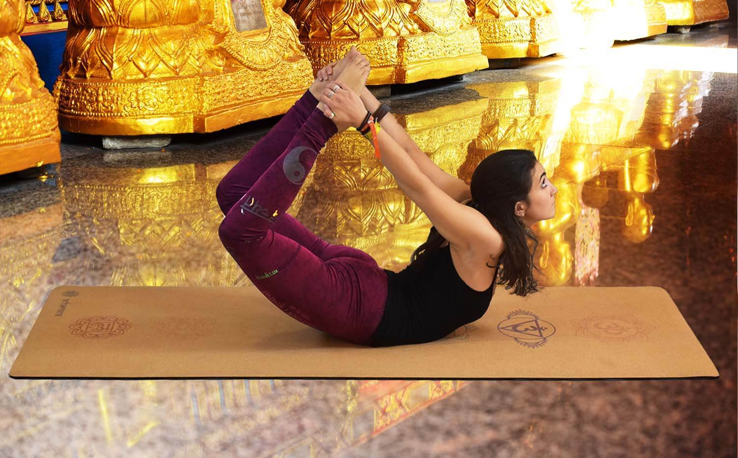 Magasin yoga Grenoble - Yogini en posture en legging yin yang bordeaux sur un tapis de yoga antidérapant liege 7 chakras - temple bouddhiste - Achamana