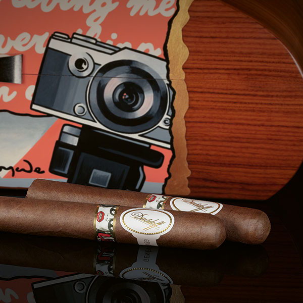 The Davidoff & Boyarde Masterpiece Humidor Classically Noir with two toro cigars placed in front of it. 