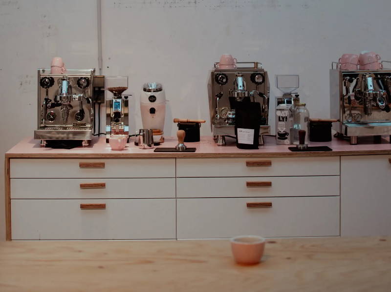 Siebträgermaschinen stehen auf einem Tisch in der zwoo kaffeeschule in Köln-Ehrenfeld. Kaffee-Atelier, Niche, Rocket Mozzafiato, Giotto, Bezzera Magica, Eureka Specialita