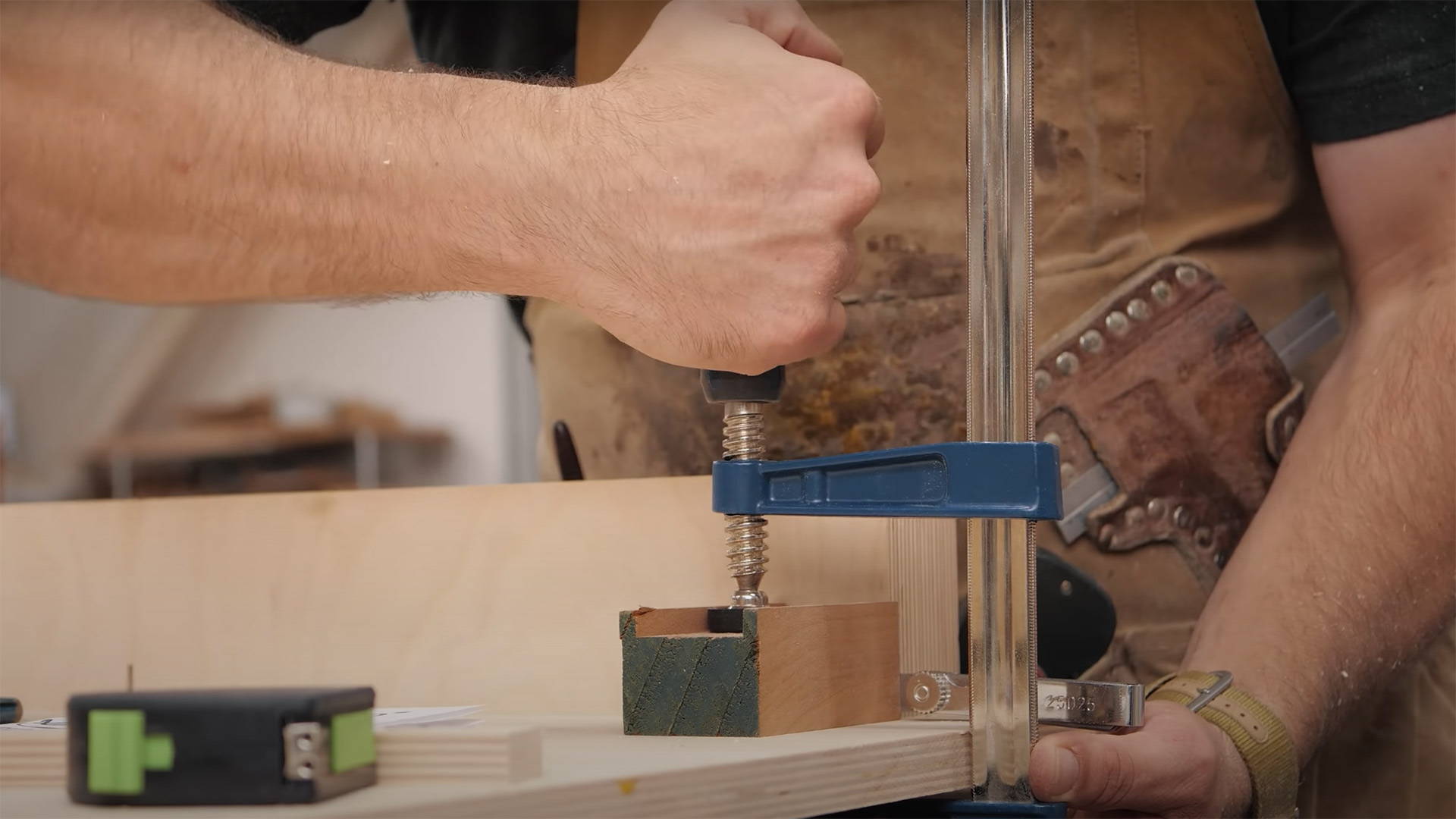 Adjusting crosscut sled fence