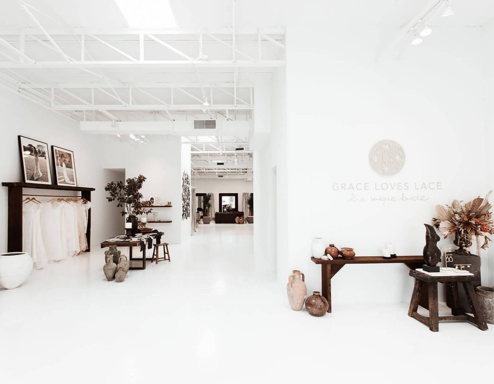 La lujosa sala de exposiciones de Grace Loves Lace en Dallas