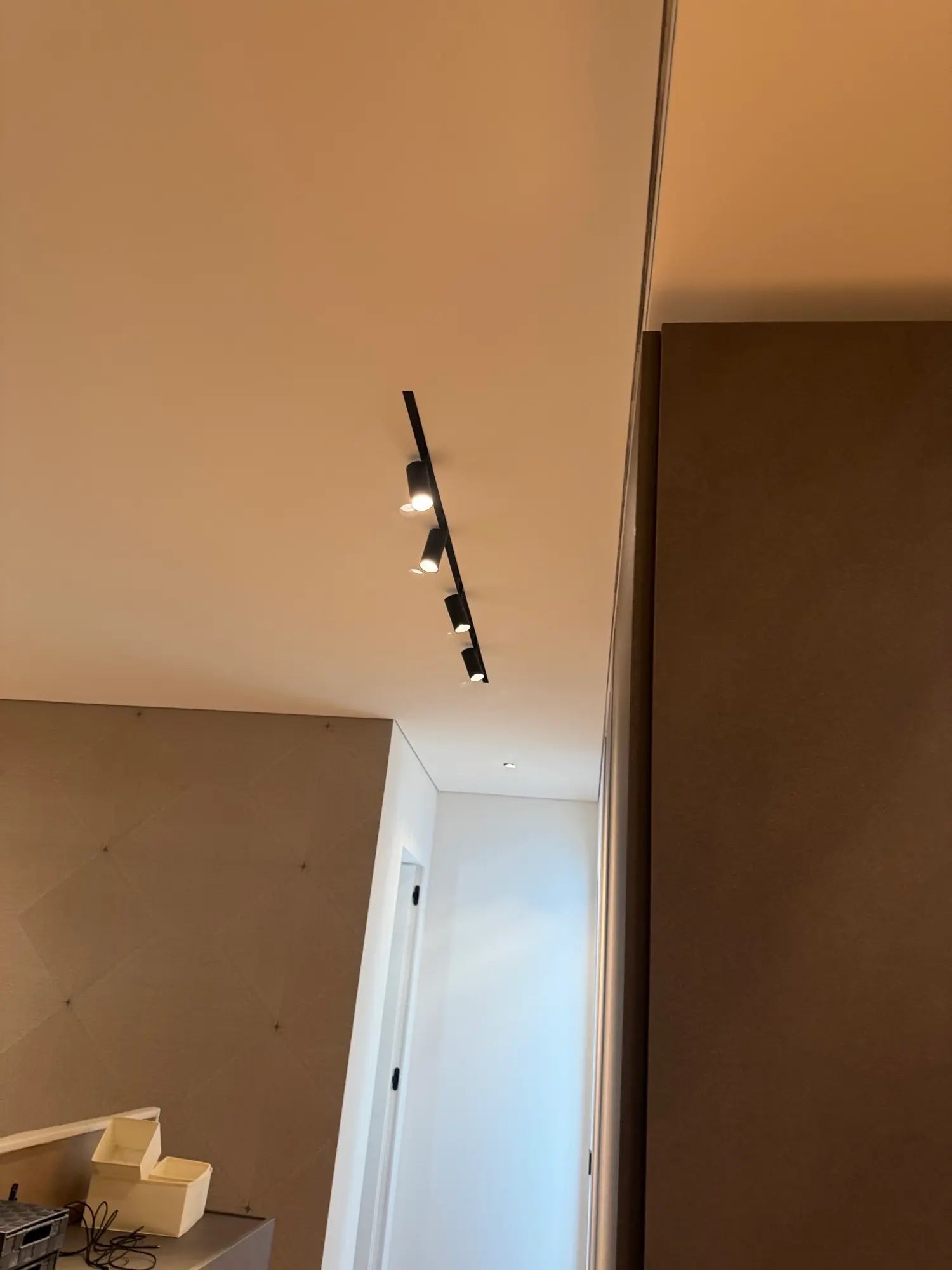 Corridoio moderno con faretti magnetici 48V GISLED integrati a soffitto