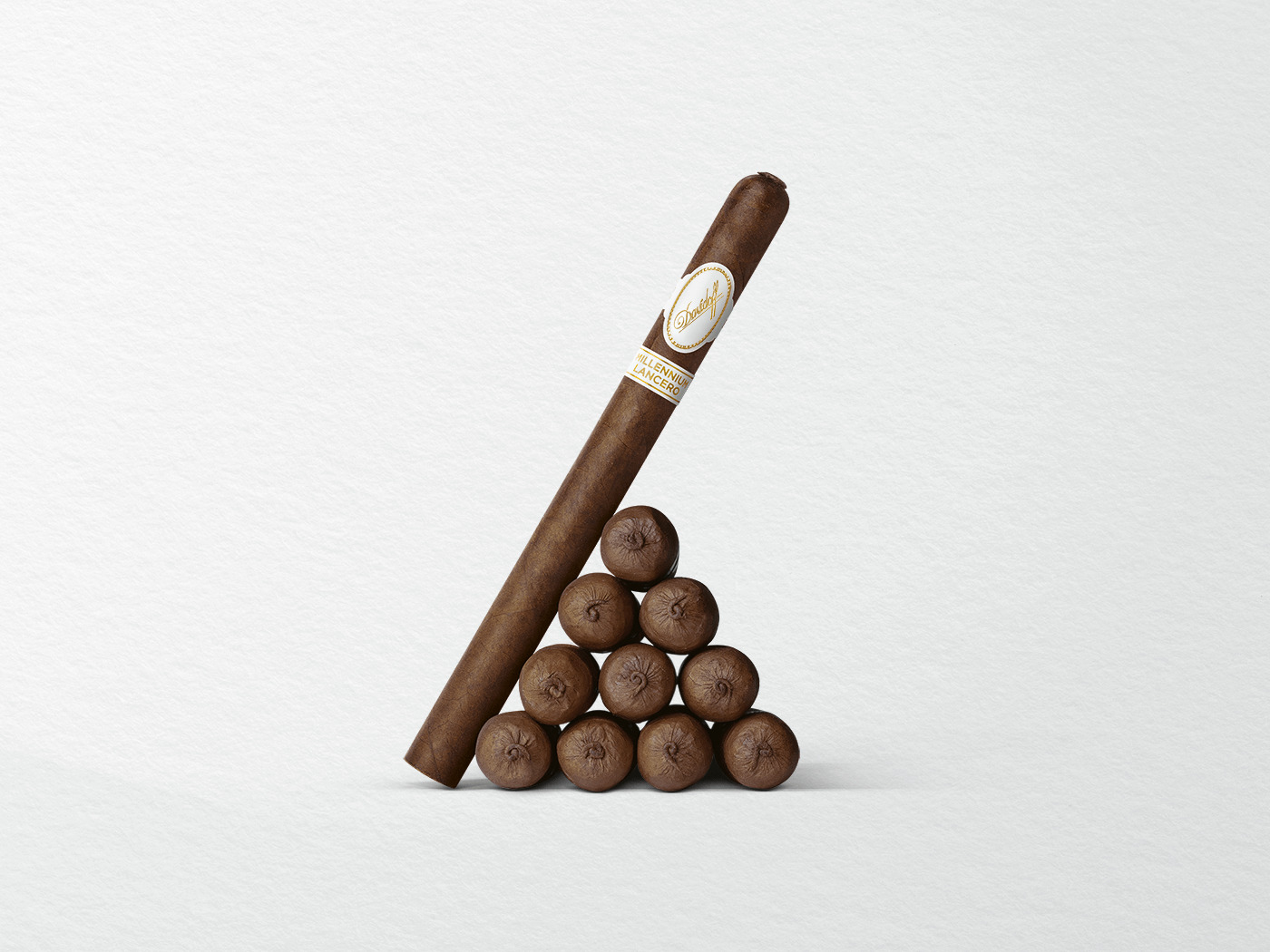 10 Zigarren der Davidoff Millennium Lancero Limited Edition Collection dreiecksförmig angeordnet, mit einer Zigarre dagegen lehnend. 