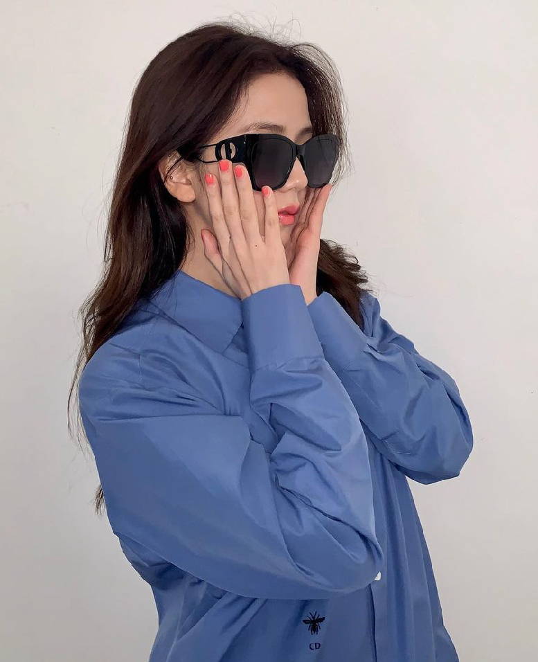 Get the Look: Jisoo Wearing DIOR 30 Montaigne S2U Sunglasses – Designer Eyes