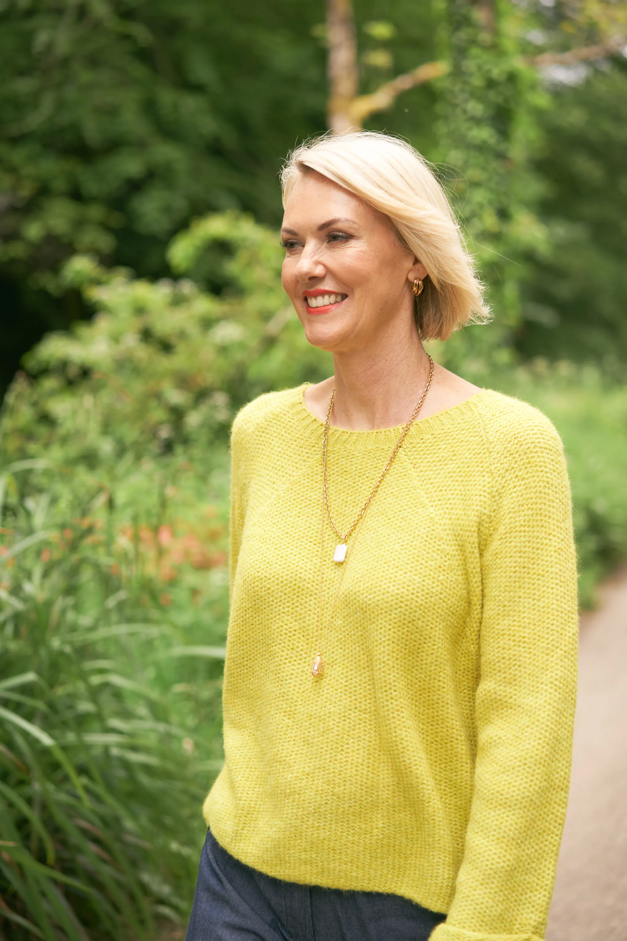 Woman wearing a yellow knitted sweater 