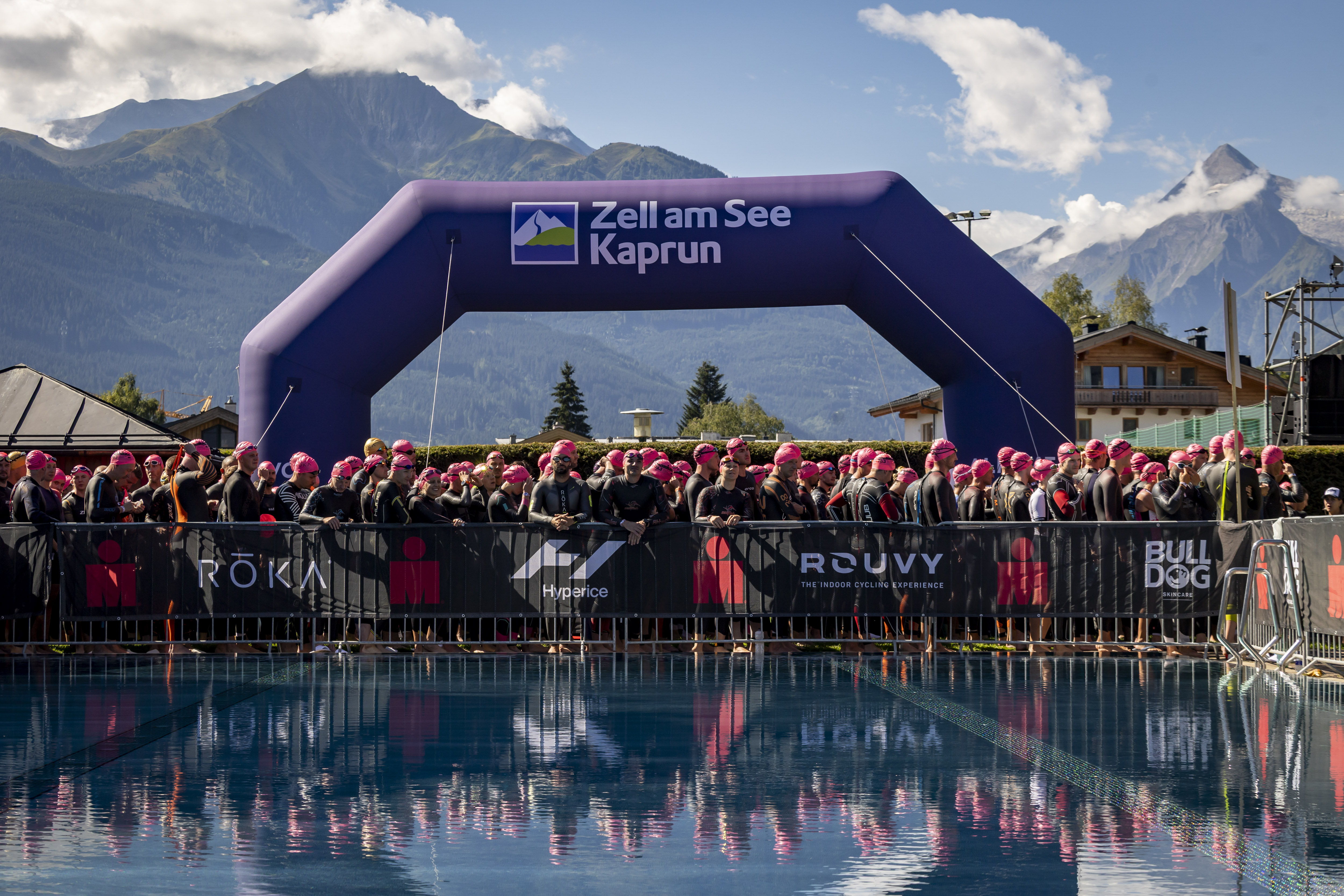 Die Athleten bereiten sich auf den Schwimmabschnitt des IRONMAN 70.3 Zell am See am 30. August 2026 in Zell am See, Österreich, vor.