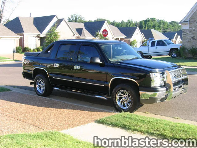 Three-quarter front view of Andy's 2007 Chevrolet Avalanche with Nathan AirChime K5LA train horn install, HornBlasters customer gallery photo 1
