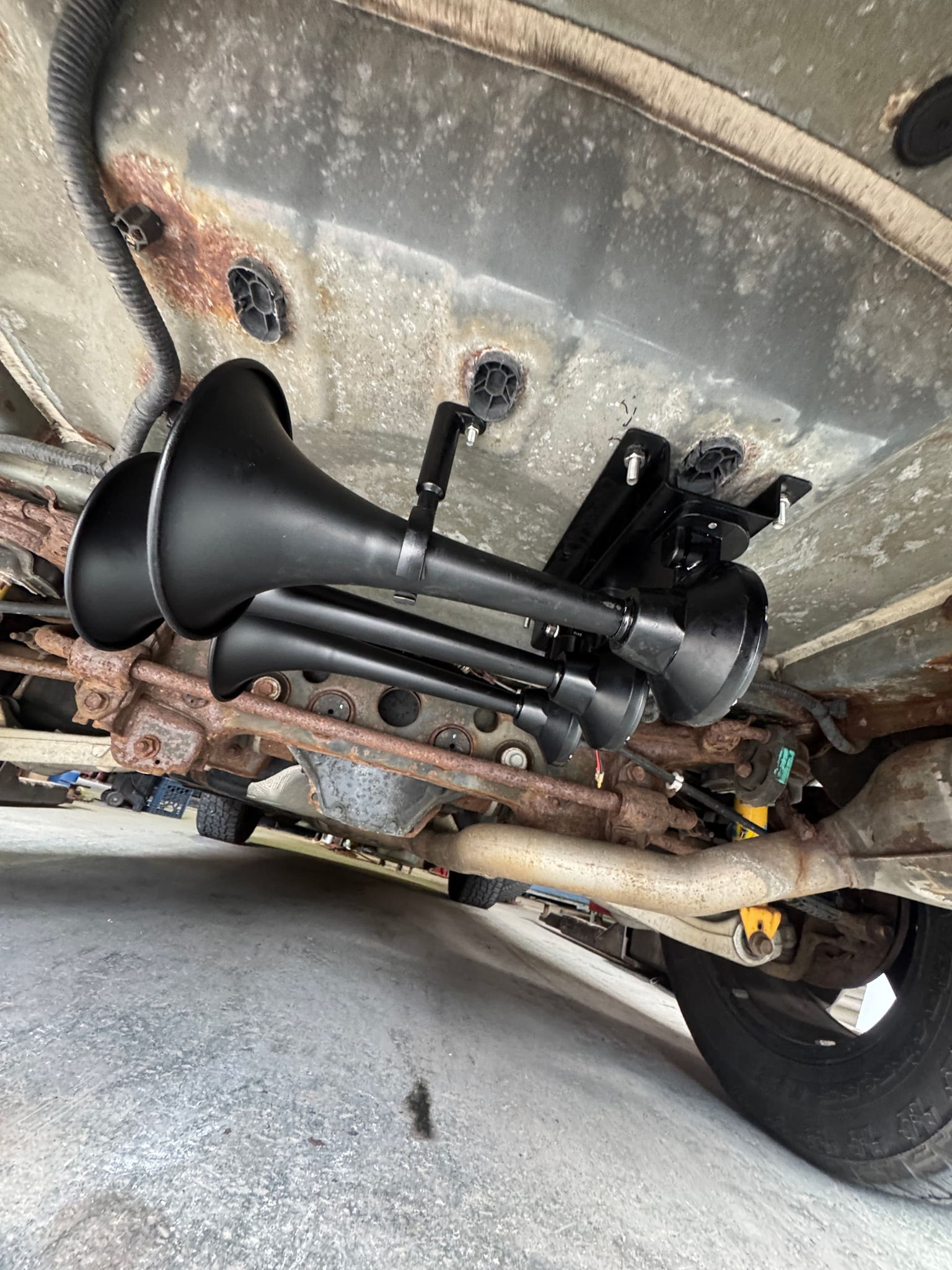 Mayson’s 2011 Jeep Grand Cherokee Overland with Flatlaw 3-Liter Train Horn Kit installed