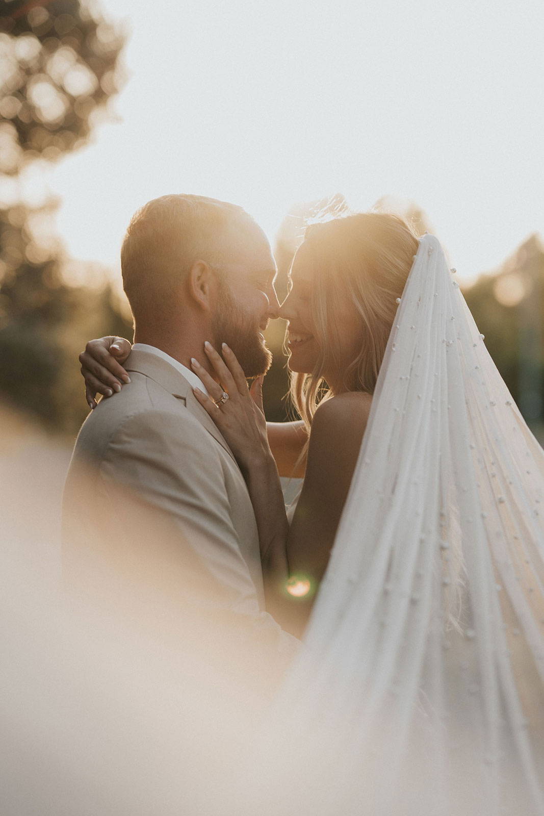 Kuss zwischen Braut und Bräutigam