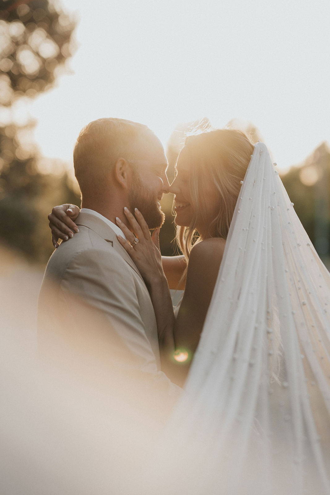 La mariée et le marié s'embrassent