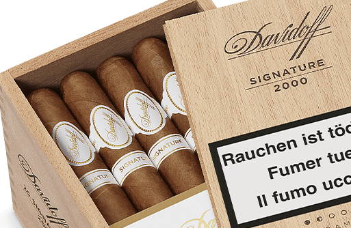 Davidoff Signature Zigarren in ihrer Kiste mit geöffnetem Deckel.