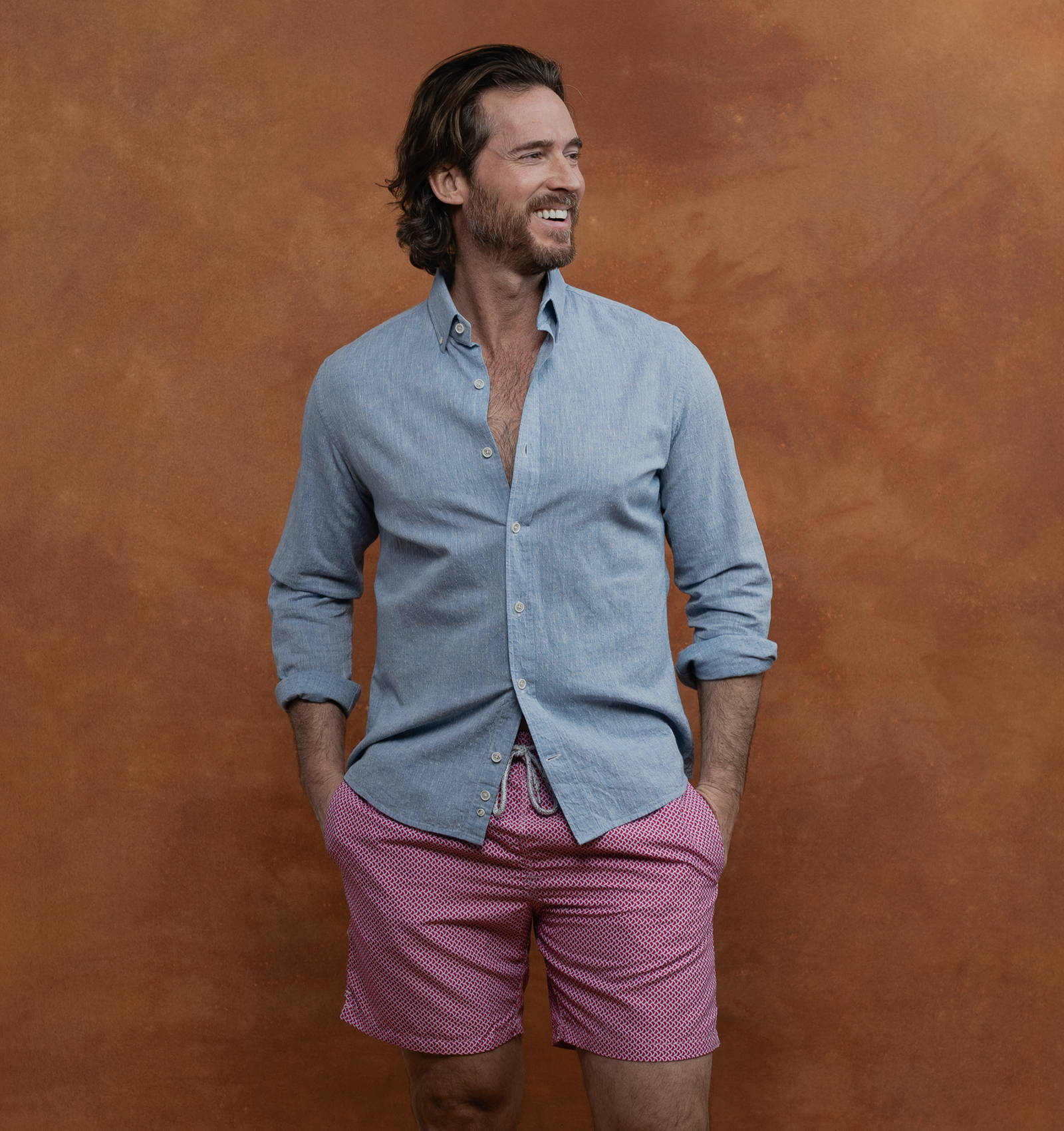 Man wearing Michaels swim trunks and the Cormac cotton linen.