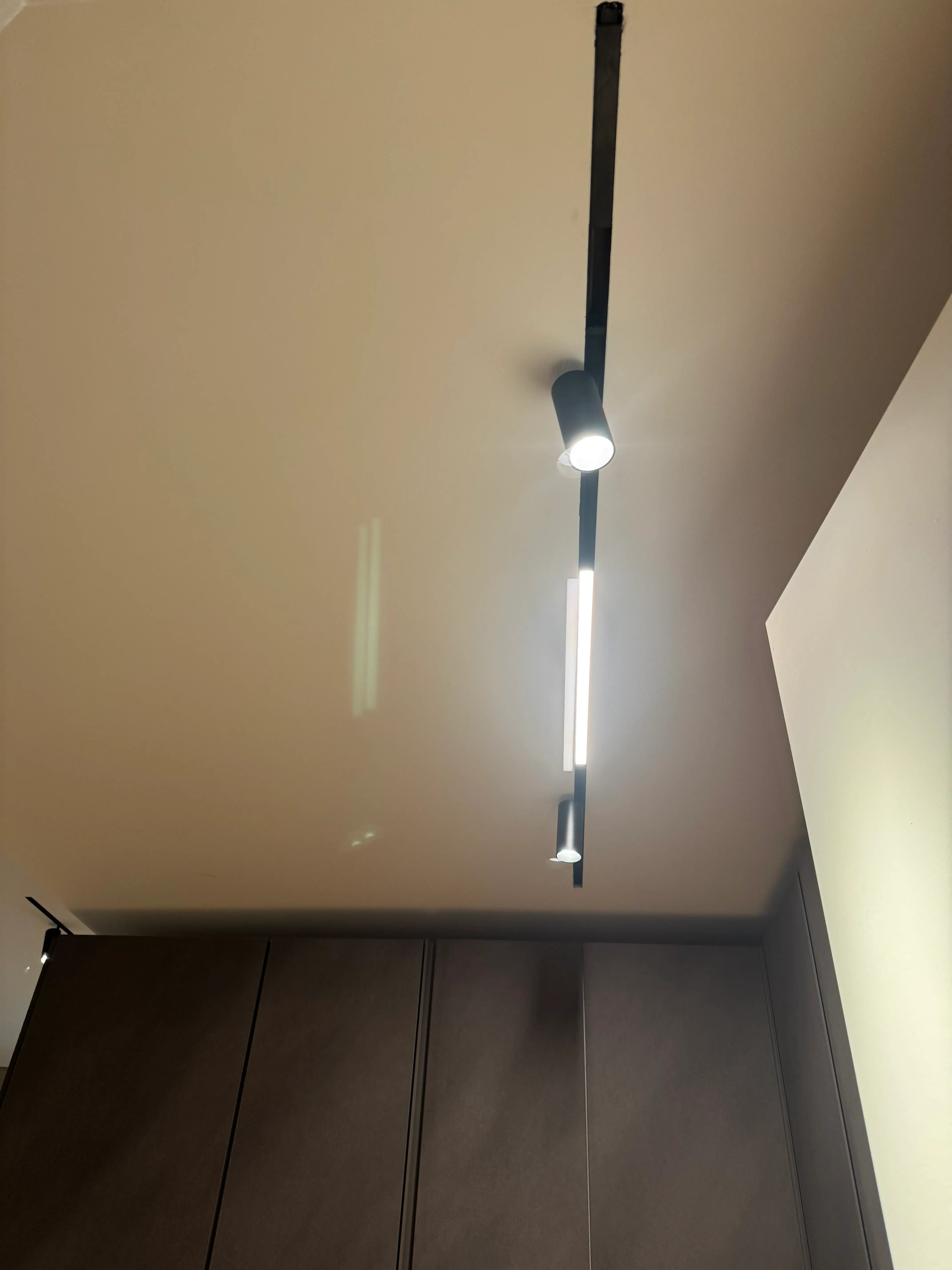 Illuminazione minimale per zona notte con faretti orientabili e modulo lineare LED su sistema magnetico 48V GISLED