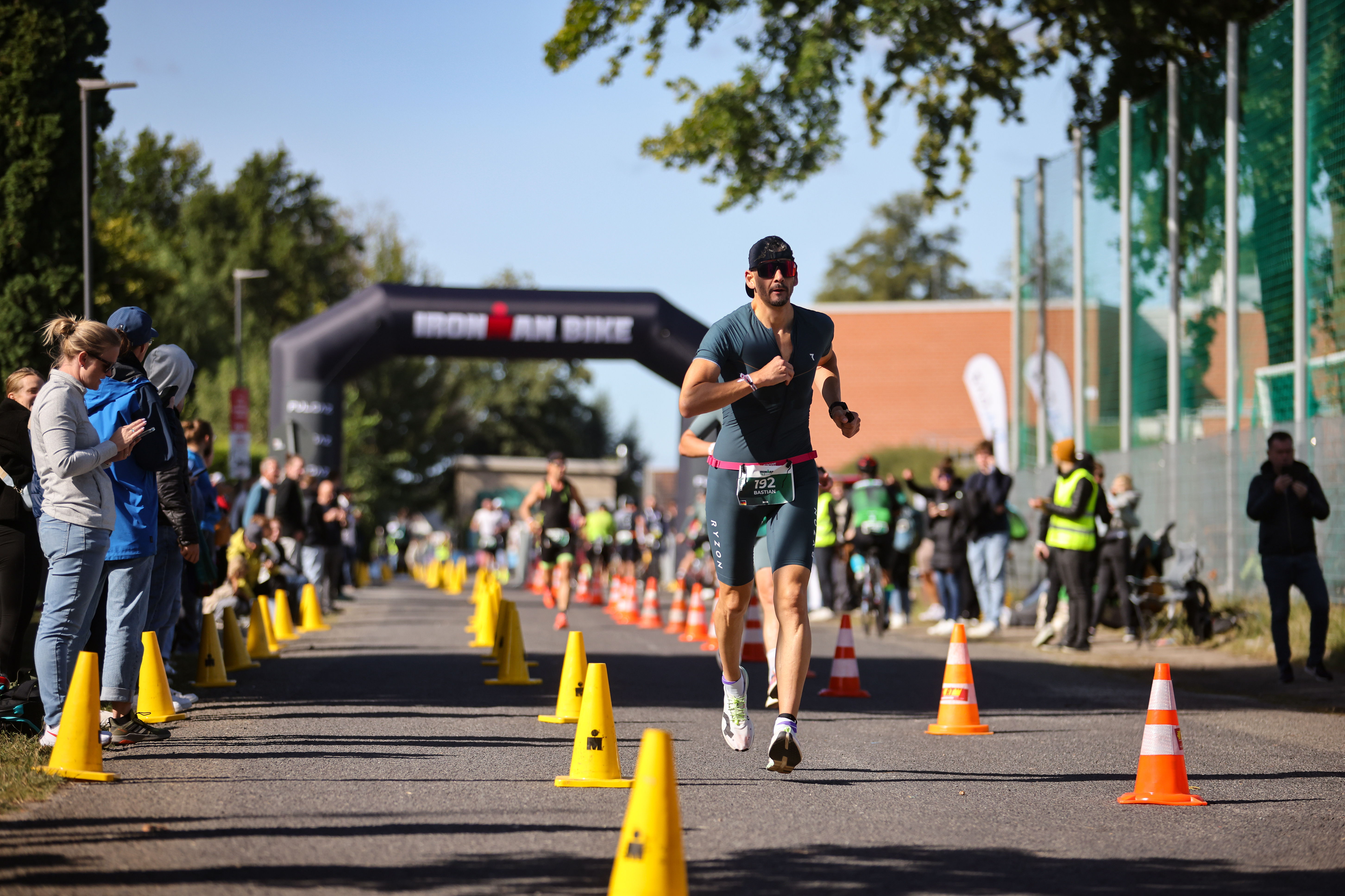Athletinnen und Athleten absolvieren die Laufstrecke beim IRONMAN 70.3 Erkner am 15. September 2024 in Erkner, Deutschland.