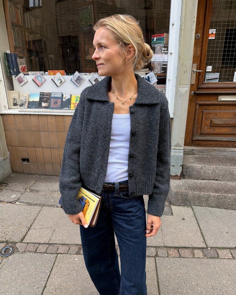 Kvinde iført grå Petra Jacket