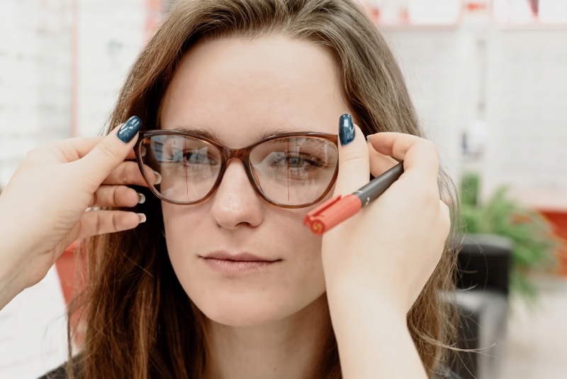 Frauen, die sich ihre Brille anpassen lassen