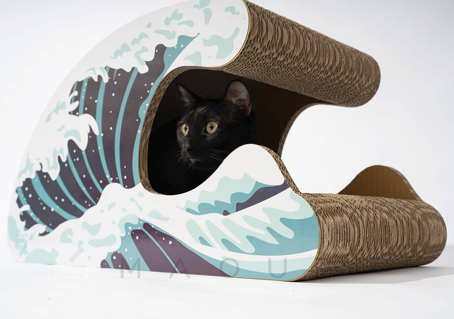 玳瑁貓睜大眼躲在酷酷貓的海浪貓抓板裡