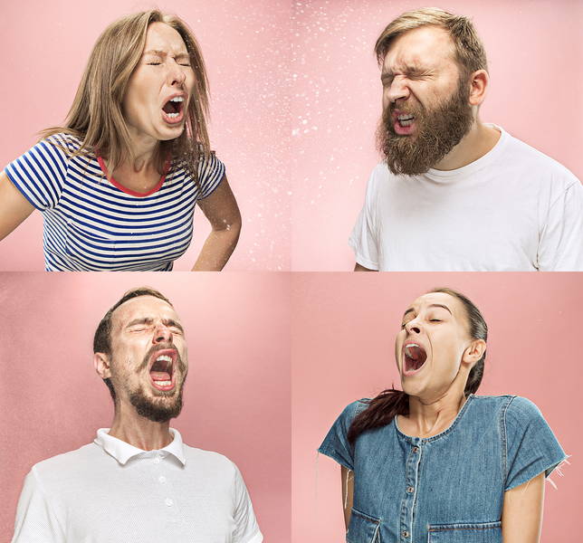Montáž štyroch obrázkov ľudí, ktorí neustále kýchajú, možno kvôli alergii. Všetci sú uprostred hlučného 
