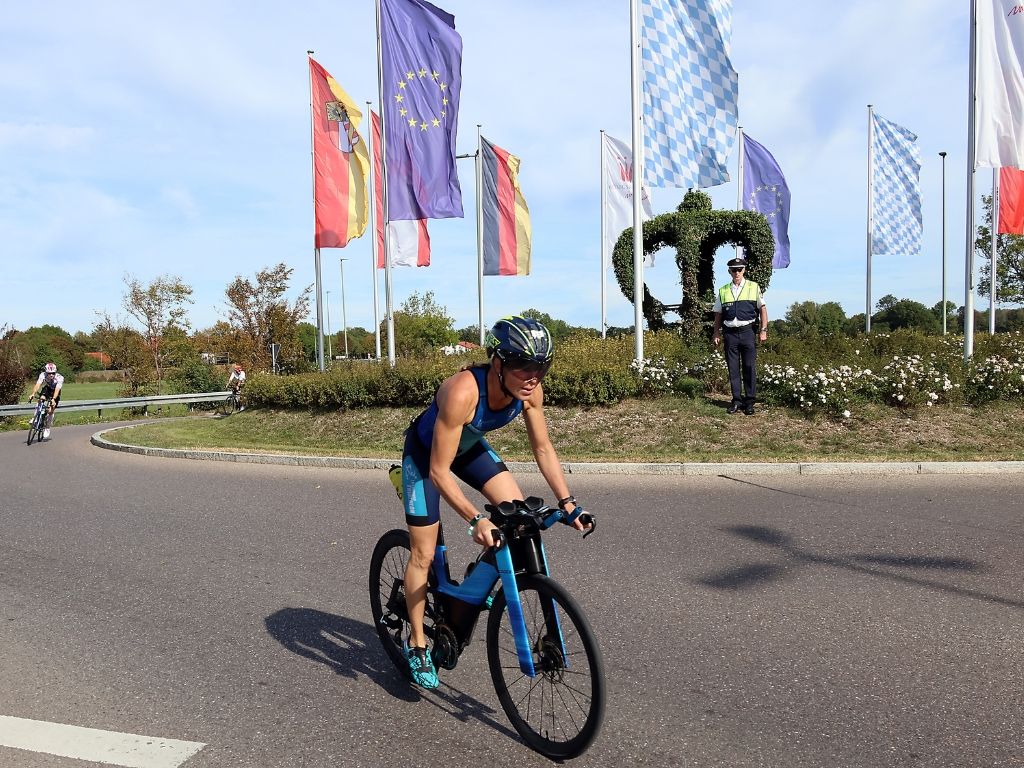 Athletin auf der Radstrecke beim triathlon.de CUP Königsbrunn 2026.