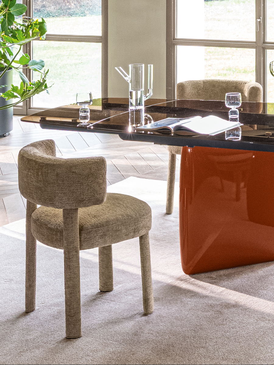 A modern Riverstone Dining Table by Calligaris with stylish chairs and a sleek table.
