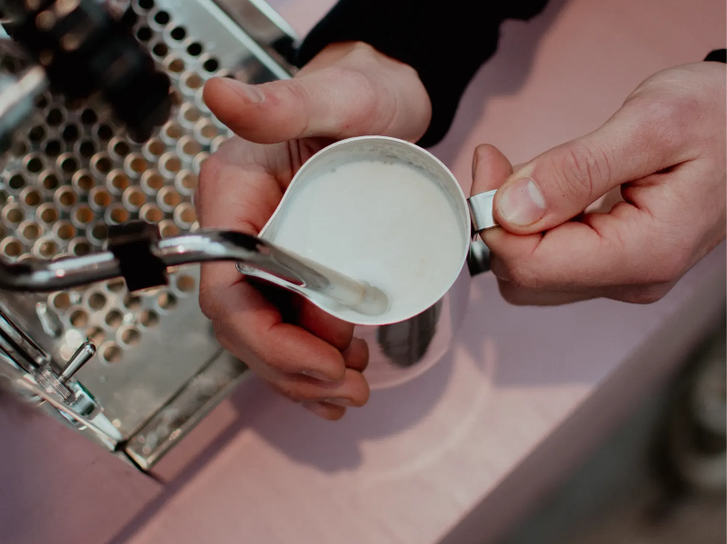 Milch aufschäumen und Latte Art lernen in Barista Kursen der zwoo kaffeeschule