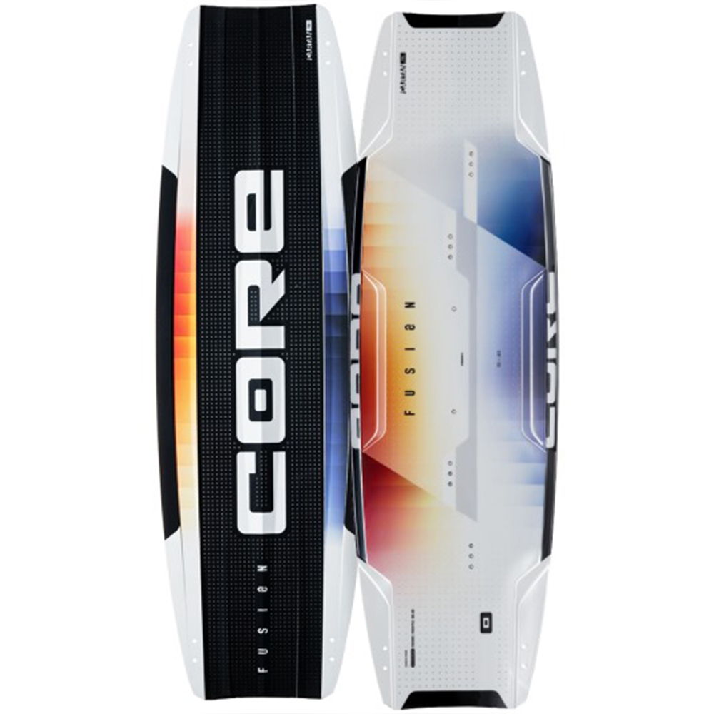 Une planche de wakeboard sur laquelle figure le nom de la marque « CORE » 