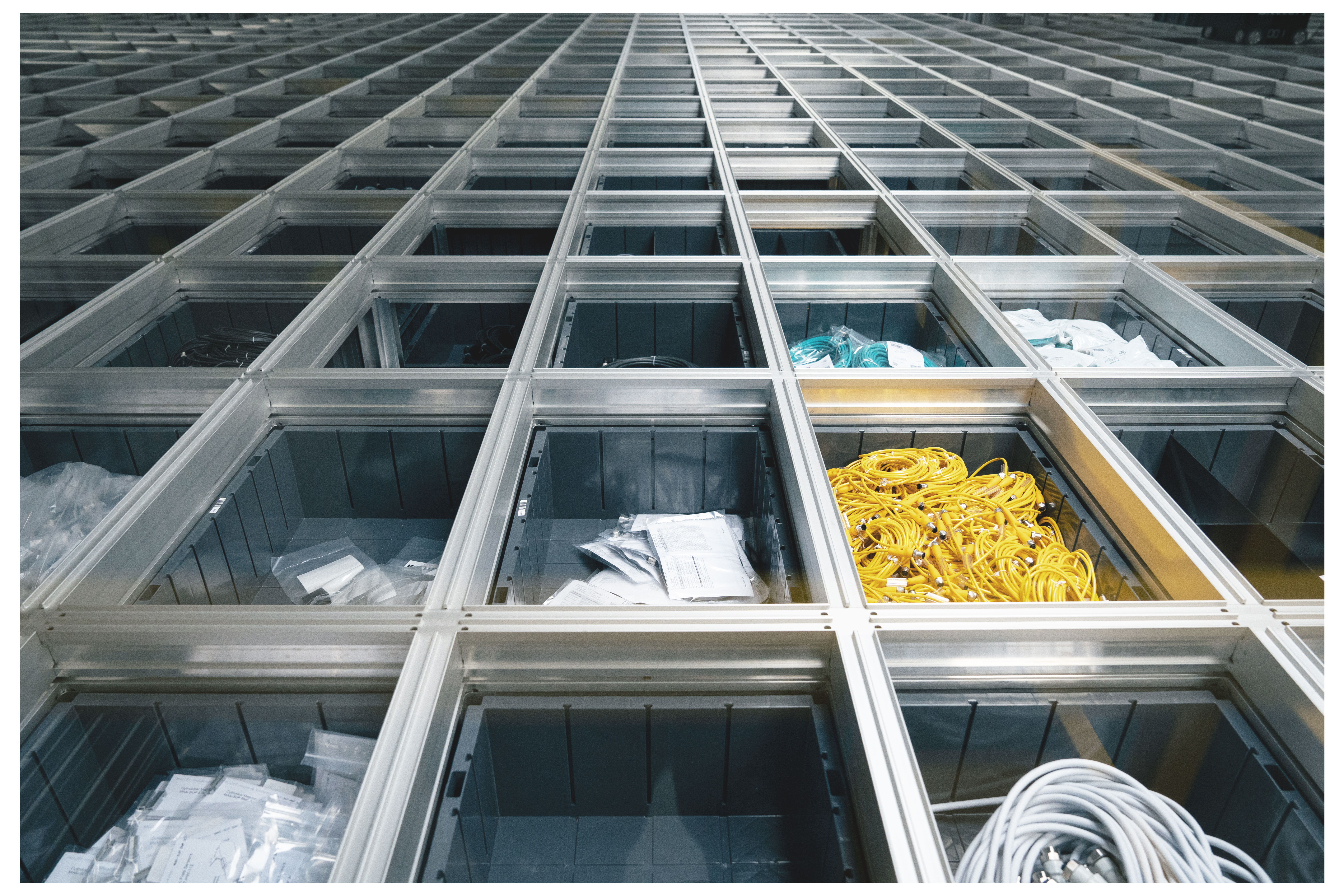 Looking into the cells of a Kardex Autostore System