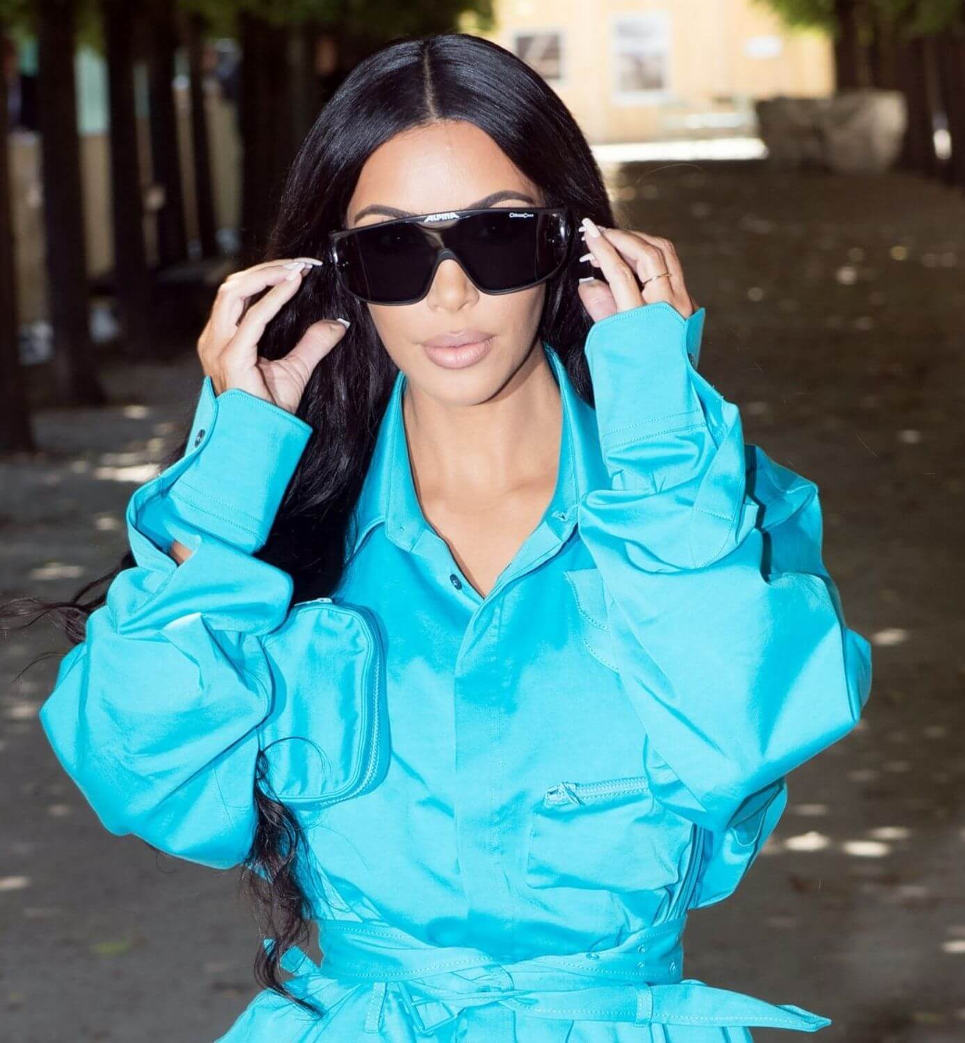 Kim Kardashian porte des lunettes de soleil bouclier
