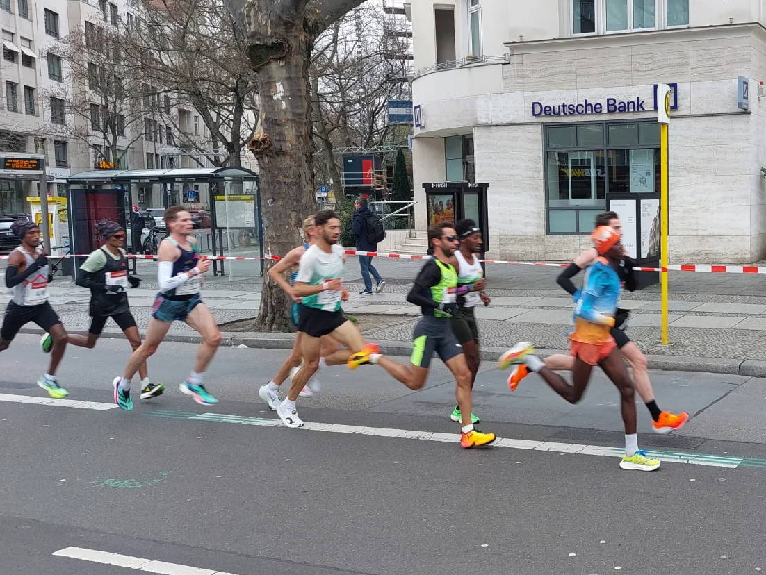 Eine Gruppe von Läufern beim Berliner Halbmarathon